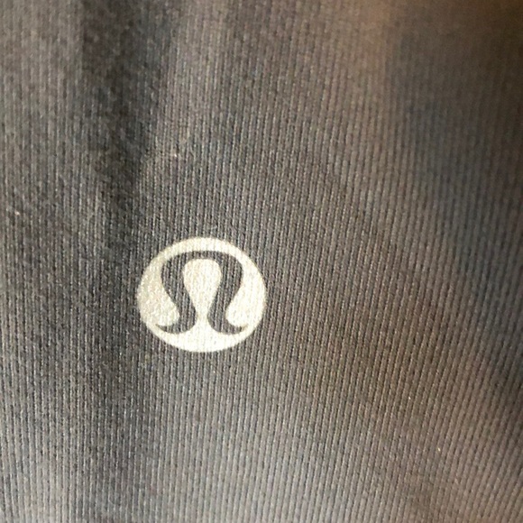 Like new gather and crow capris lululemon size 6 - Picture 3 of 6